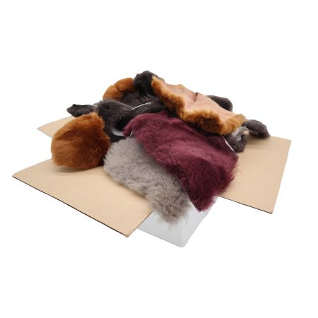 Lammfellreste hell in einer Box