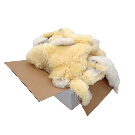 Lammfellreste hell in einer Box